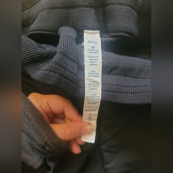 Lululemon black sport pants size 8 - Picture 2 of 2